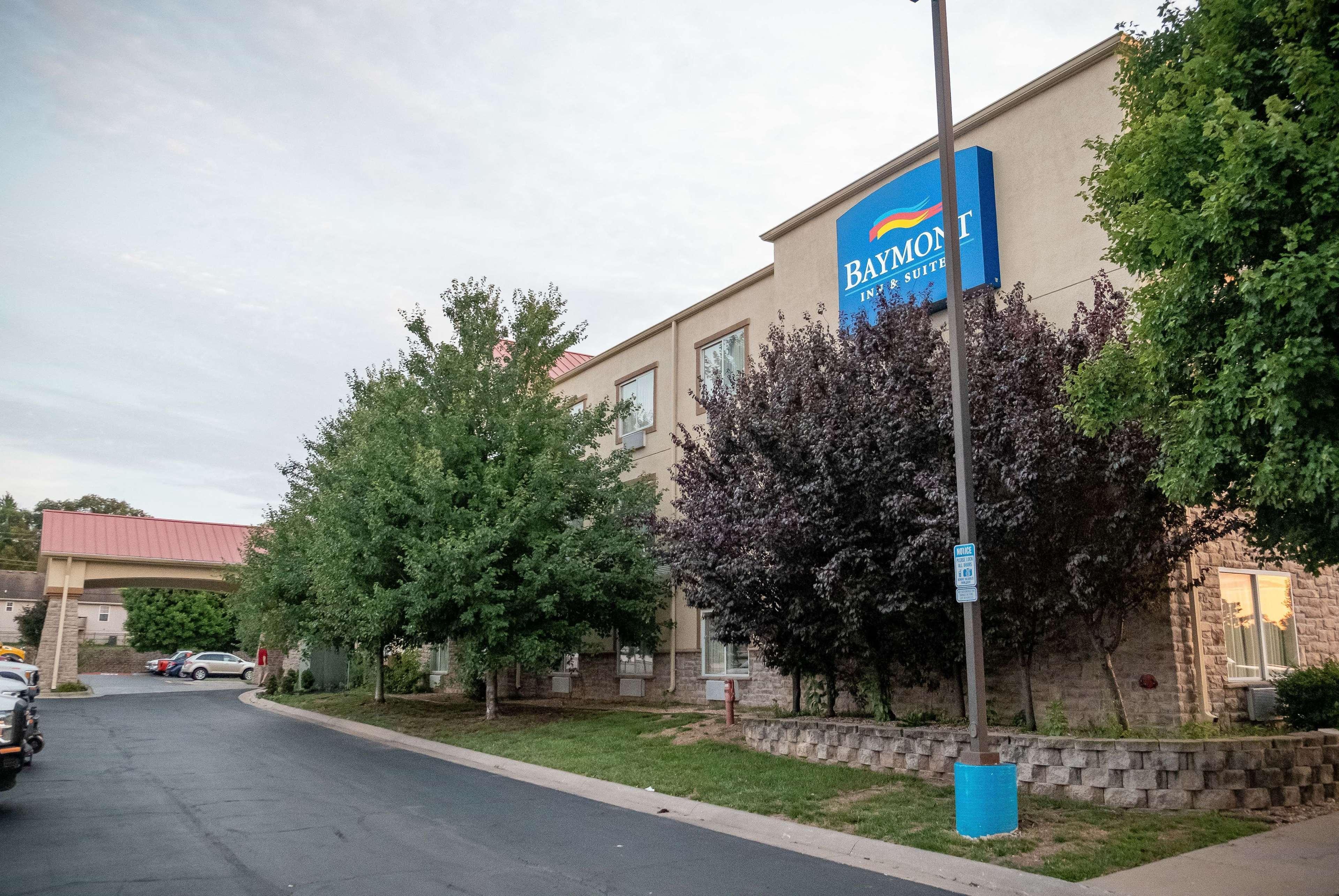 Baymont By Wyndham Springfield I-44 Hotel Exterior photo