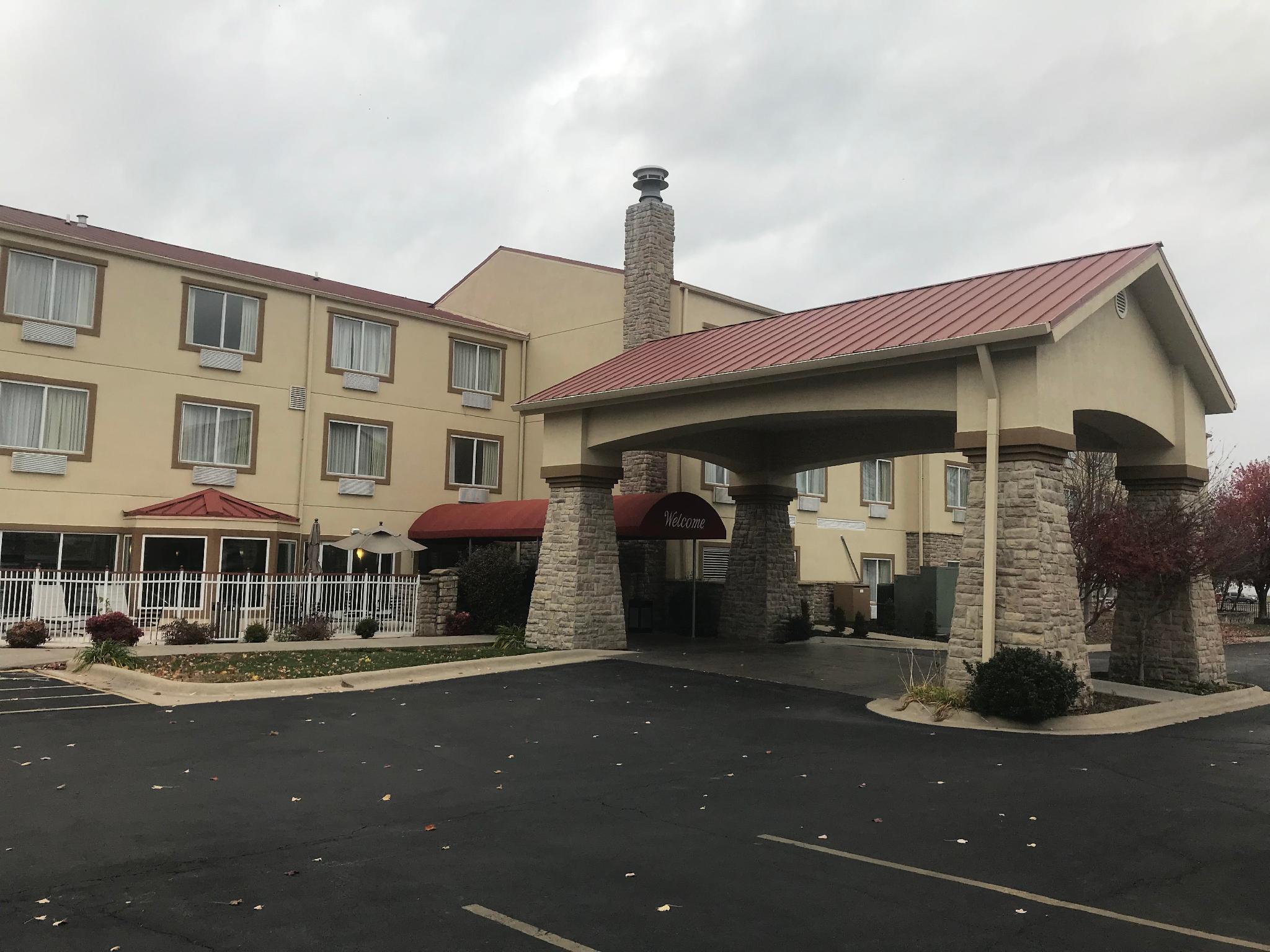 Baymont By Wyndham Springfield I-44 Hotel Exterior photo