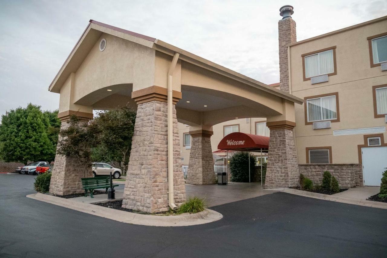 Baymont By Wyndham Springfield I-44 Hotel Exterior photo